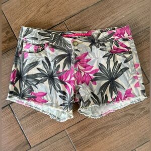 Tinseltown Tropical Shorts  🌸🪸 • NWOT